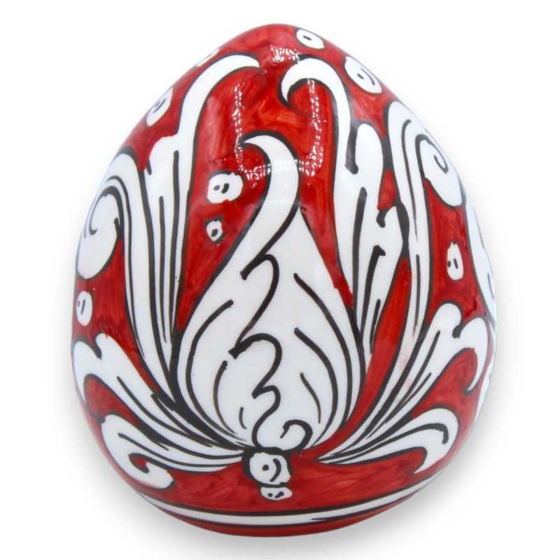 Ovo de cerâmica Caltagirone - h aproximadamente 12 cm Decoração barroca branca sobre fundo vermelho - 
