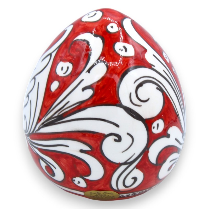 Ovo de cerâmica Caltagirone - h aproximadamente 12 cm Decoração barroca branca sobre fundo vermelho - 