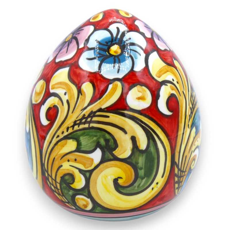 Caltagirone keramiskt ägg - h ca 12 cm Flerfärgad och blommig barockdekoration på röd bakgrund - 