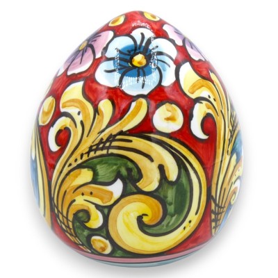 Caltagirone keramiek ei - h ca. 12 cm Veelkleurige en bloemige barokke decoratie op een rode achtergrond - 