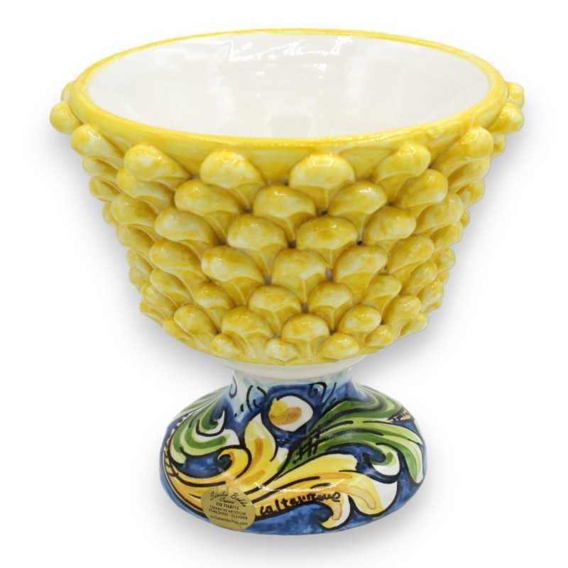 Halber Tannenzapfenkelch aus Caltagirone-Keramik – H 15 und Ø 16 cm ca. Gelb, Stiel mit gelbem und grünem Barockdekor au