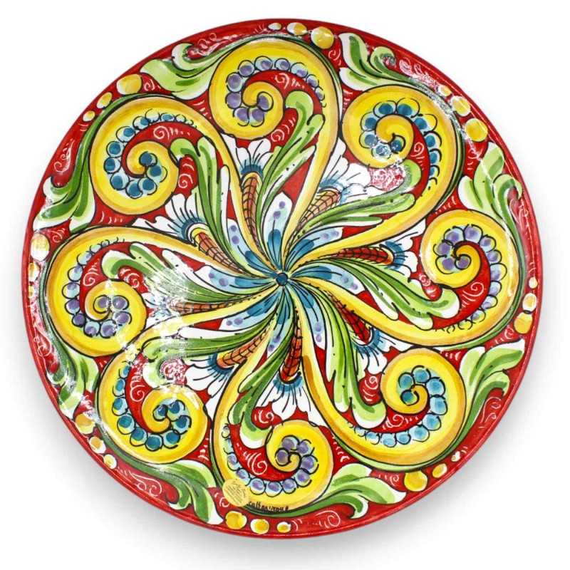 Caltagirone keramisk prydnadsplatta Ø 37 cm ca. barock och gulgrön blomdekor, på röd botten - 