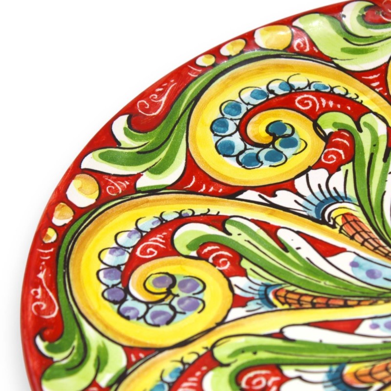 Caltagirone keramiek sierbord Ø 37 cm ca. barok en geelgroen bloemendecor, op een rode achtergrond - 