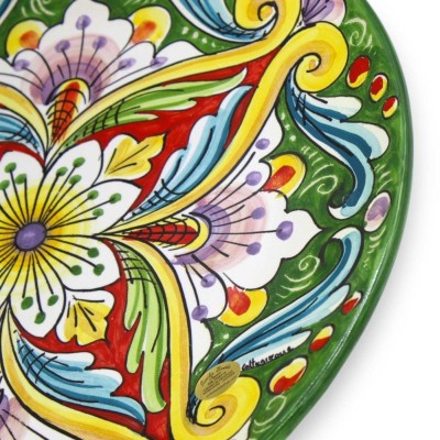 Ceramiczny talerz ozdobny Caltagirone Ø 37 cm ok. wielobarwna dekoracja kwiatowa i barokowa, na zielonym tle - 