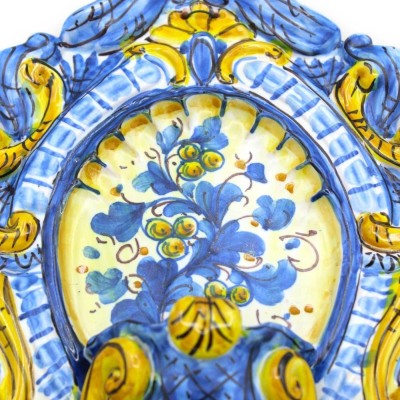 Siciliansk keramisk stoup - h 30 cm x B 21 cm ca. 1600-tal och blomdekor på blå botten - 