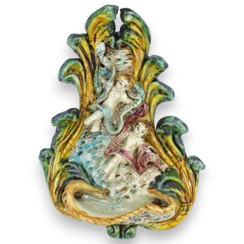 Caltagirone keramische kookplaat - h 25 x B 18 cm ca. met applicaties van engeltjes op een geelgroene achtergrond - 