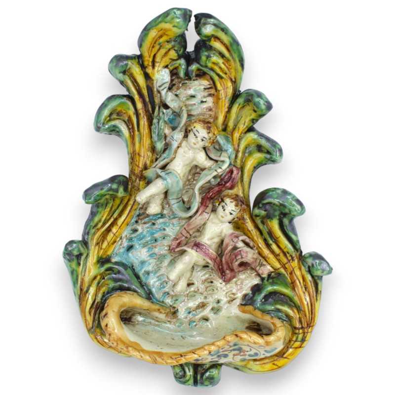 Acquasantiera in ceramica Caltagirone - h 25 x L 18 cm ca. con applicazioni di putti su fondo giallo-verde - 