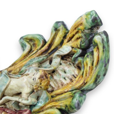 Pila de cerámica Caltagirone - alto 25 x ancho 18 cm aprox. con aplicaciones de querubines sobre fondo amarillo verdoso 