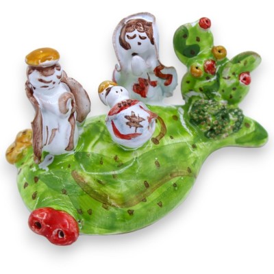Crèche artistique en céramique fine, reproduite sur une pelle en figue de barbarie - L 9 x h 5 cm environ. (1 pc) - 