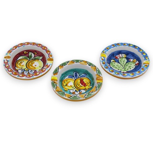 Ronde keramische asbak Caltagirone - Ø 10 cm ca. (1 stuk) Met 4 kleuropties en willekeurige decoratie - 