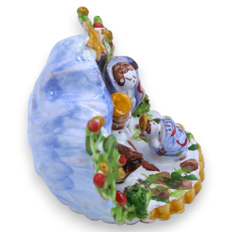Presepe Artistico in pregiata ceramica, riprodotto in una capanna - L 10 x h 6 cm ca. (1pz) - 
