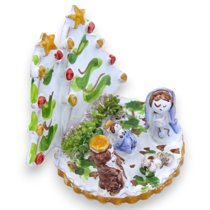 Crèche artistique en céramique fine - L 8 x h 7 cm env. avec des pins et une étoile - 
