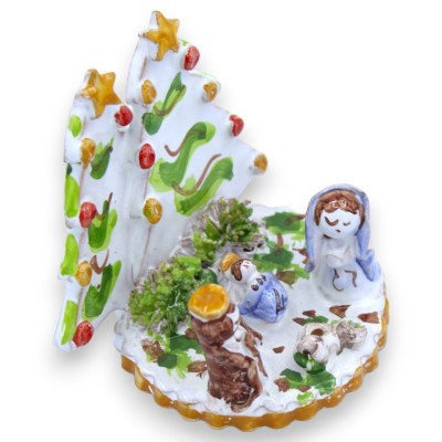 Presepe Artistico in pregiata ceramica - L 8 x h 7 cm ca. con alberi di pino e stella - 