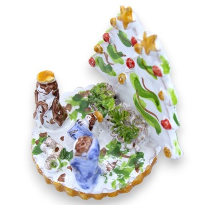 Crèche artistique en céramique fine - L 8 x h 7 cm env. avec des pins et une étoile - 