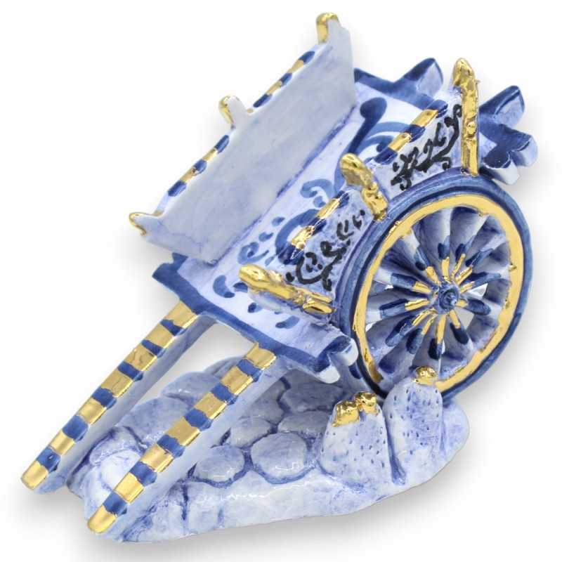Carretto Siciliano in Ceramica Caltagirone - L 12 x h 10 cm ca. Fondo Blu Antico e dettagli rifiniti in smalto oro zecch