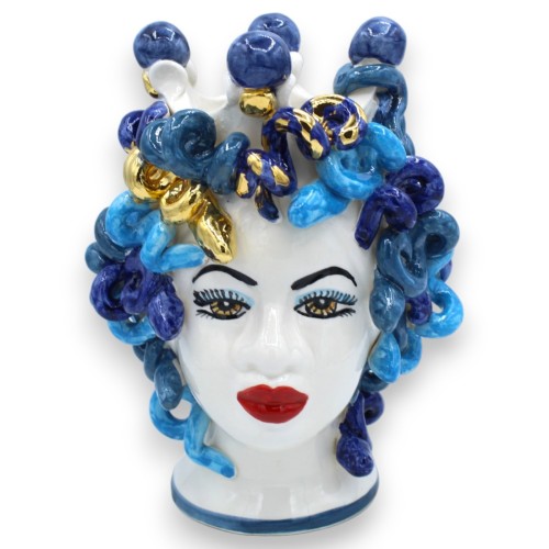 Hoofd van Medusa, mythologische figuur in keramiek van Caltagirone, h ca. 20 cm. 24-karaats puur gouden emaille details MD1