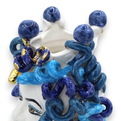 Kopf der Medusa, mythologische Figur aus Caltagirone-Keramik, H ca. 20 cm. Details aus 24-Karat-Emaille aus reinem Gold 