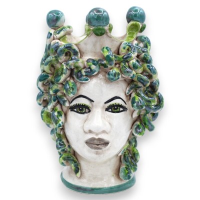 Cabeza de Medusa, figura mitológica de cerámica de Caltagirone, altura aproximada de 20 cm. Serpientes verdes sombreadas