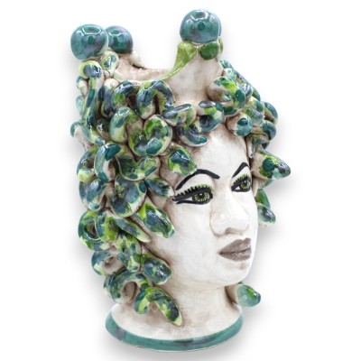 Cabeza de Medusa, figura mitológica de cerámica de Caltagirone, altura aproximada de 20 cm. Serpientes verdes sombreadas
