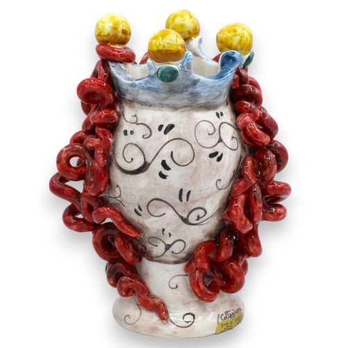 Medusahuvud, mytologisk figur i Caltagirone-keramik, h ca 20 cm. Röda ormar på antik vit bakgrund -  2