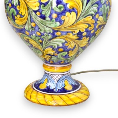 Lampe baroque à tige décorée, céramique sicilienne, environ h 70 cm. Décoration baroque verte et jaune sur fond bleu - 