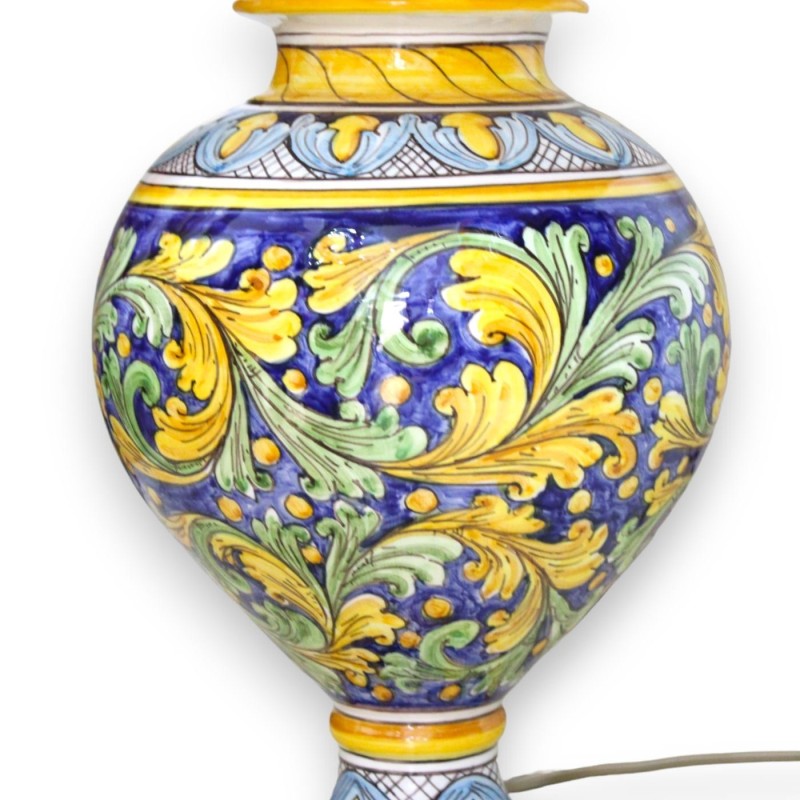 Lume barocco con gambo decorato, ceramica Caltagirone, h 70 cm ca. Decoro barocco verde e giallo su fondo blu - 