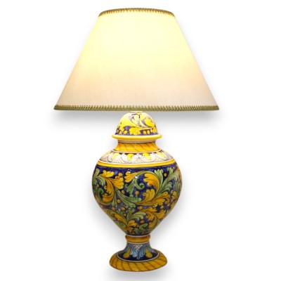Lume barocco con gambo decorato, ceramica Caltagirone, h 70 cm ca. Decoro barocco verde e giallo su fondo blu - 
