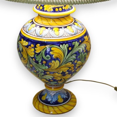 Lampe baroque à tige décorée, céramique sicilienne, environ h 70 cm. Décoration baroque verte et jaune sur fond bleu - 