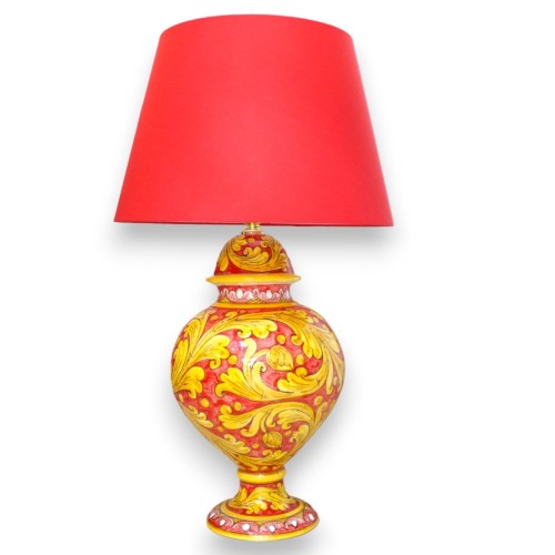 Lampe baroque à tige décorée, céramique sicilienne, environ h 70 cm. Décoration baroque jaune sur fond rouge - 