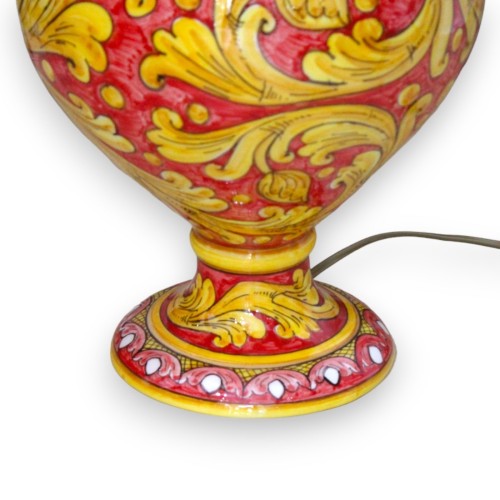 Baroklamp met gedecoreerde steel, Siciliaans keramiek, ca. h 70 cm. Gele barokdecoratie op een rode achtergrond -  2