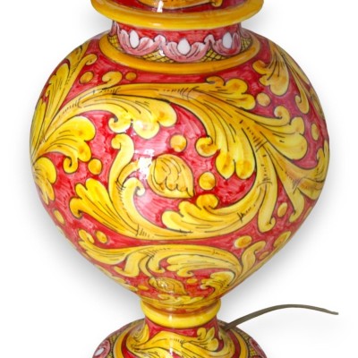 Lámpara barroca con pie decorado, cerámica siciliana, altura aproximada 70 cm. Decoración barroca amarilla sobre fondo r