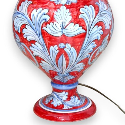 Baroklamp met gedecoreerde steel, Siciliaans keramiek, ca. h 70 cm. Turquoise barokdecoratie op een rode achtergrond - 
