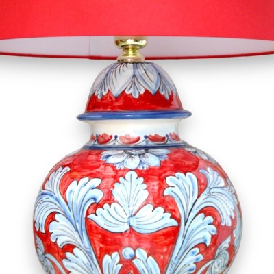 Lampe baroque à tige décorée, céramique sicilienne, environ h 70 cm. Décoration baroque turquoise sur fond rouge - 