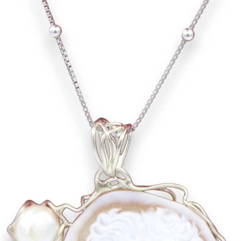 Collier en argent 925 avec camée, corail Torre del Greco et perles, L 50 + 7 cm environ. - 