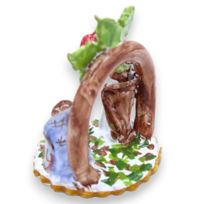 Künstlerische Krippe aus feiner Keramik – ca. L 7 x H 8 cm. mit Zweig und Mistelzweig - 