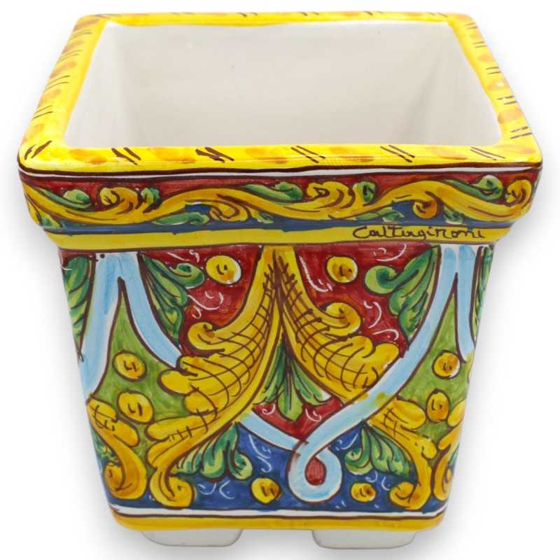 Cassetta vaso quadrata in Ceramica Caltagirone - h 20 x 20 x 20 cm ca. decoro geometrico e barocco, fondo rosso e blu - 