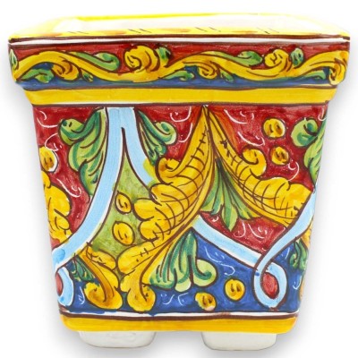 Boîte vase carrée en céramique de Caltagirone - h 20 x 20 x 20 cm environ. décoration géométrique et baroque, fond rouge