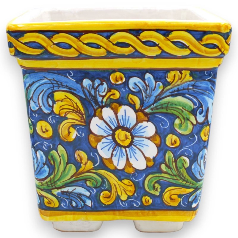 Vierkante vaasdoos in Caltagirone-keramiek - ongeveer h 20 x 20 x 20 cm. barokke decoratie en bloem, blauwe achtergrond 