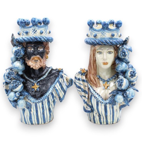 Paar Caltagirone-Keramikbüsten, H. ca. 26/27 cm. Antikes Blau, Krone und Granatäpfel, antike matte Emaille - 