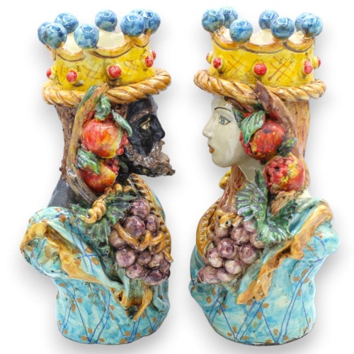Par de bustos de cerâmica de Caltagirone h 26 / 27 cm aprox. Água-marinha, coroa, romãs e uvas, esmalte fosco antigo -  2