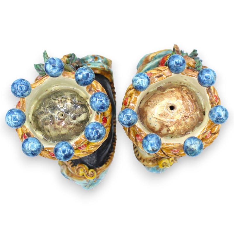 Pareja de bustos de cerámica de Caltagirone h 26 / 27 cm aprox. Aguamarina, corona, granadas y uvas, esmalte mate antigu