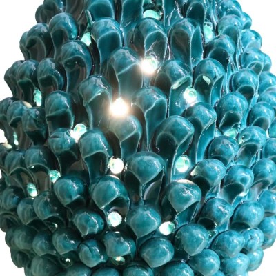 Lampe Pigna perforée en céramique Caltagirone - h 45 cm environ. Vert-de-gris, tige à décor baroque et feuilles jaunes. 