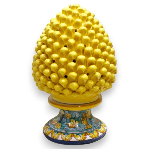 Caltagirone keramisk perforerad Pigna-lampa, h ca 35 cm. Gul, barock dekoration och gula löv - 