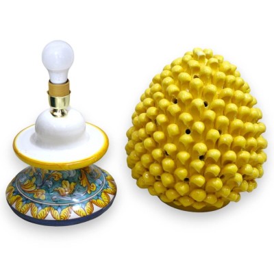 Candeeiro Pigna perfurado em cerâmica Caltagirone, h aproximadamente 35 cm. Decoração amarela, barroca e folhas amarelas
