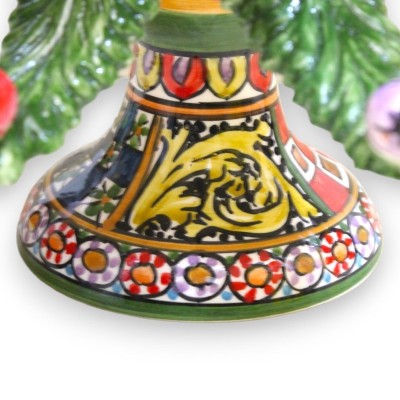 Caltagirone-Keramik-Weihnachtsbaum, ca. 50 cm hoch. Kugeln mit mehreren Verzierungen, Kometenstern und Emaille-Details a