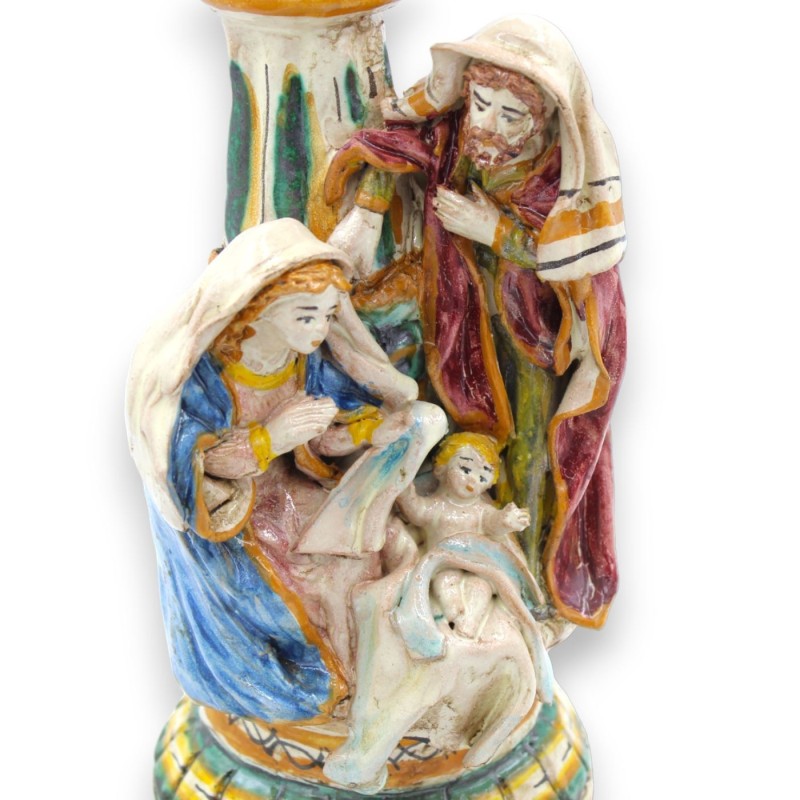Weihnachtskrippe der Heiligen Familie, Krippe mit Kerzenhalter – Caltagirone-Keramik, H 28 und L 13 cm ca. - 
