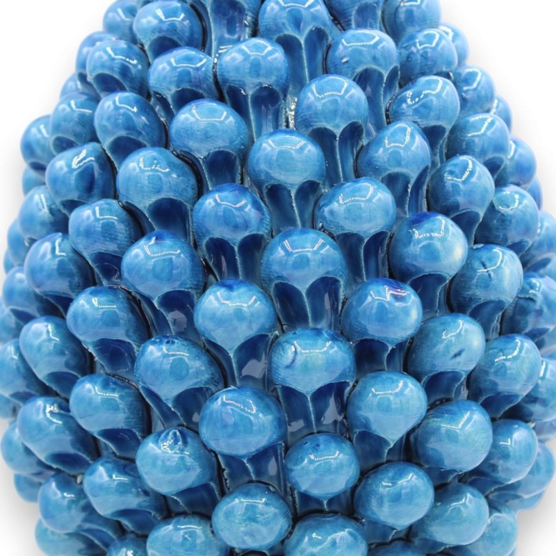 Cono de pino siciliano en cerámica de Caltagirone, azul antiguo - 2 opciones de tamaño (1 pieza) Tallo con decoración ba Cono de pino siciliano en cerámica de Caltagirone, azul antiguo - 2 opciones de tamaño (1 pieza) Tallo con decoración ba