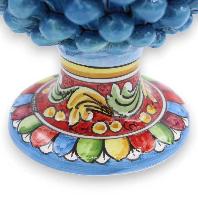 Siciliaanse dennenappel in Caltagirone-keramiek, antiekblauw - 2 maatopties (1pc) Stam met barokke decoratie en veelkleu Siciliaanse dennenappel in Caltagirone-keramiek, antiekblauw - 2 maatopties (1pc) Stam met barokke decoratie en veelkleu