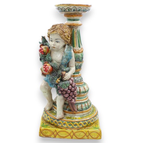 Putto con doppia base e porta candela, ceramica Caltagirone h 38 cm ca. Melagrane e Uva - 