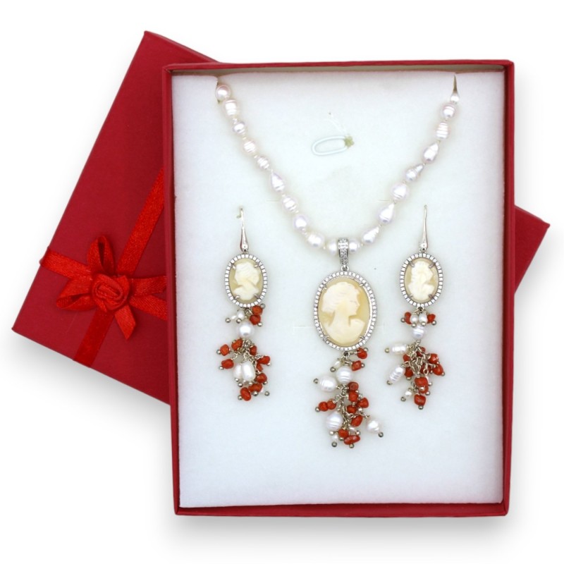 Parure Collana e Orecchini in Argento 925 con Cammeo, Perle Naturali e Coralli e rifinita con Zirconi - 